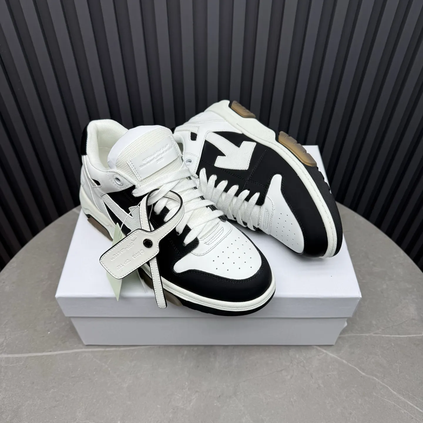 【off- white】P: 620💰Couple model👫, Size: 35-44 (Customized for men 38.45.46) High-quality version👊 "Out of office" series original molding, original lasting, production process 1:1 Original ➰OFF GRAY WHITE OW ➰ First-layer cowhide Imported skin-friendly and environmentally friendly polyester mesh Original molding high elastic and environmentally friendly molding pad Made with the original lasting process. The original molded rubber outsole (never yellows and deforms) has a super correct shape, bright color and strong three-dimensional effect👍. Packaging💯Full set of packaging synchronized with the official website (branded paper, certificate of quality, branded cloth bag)